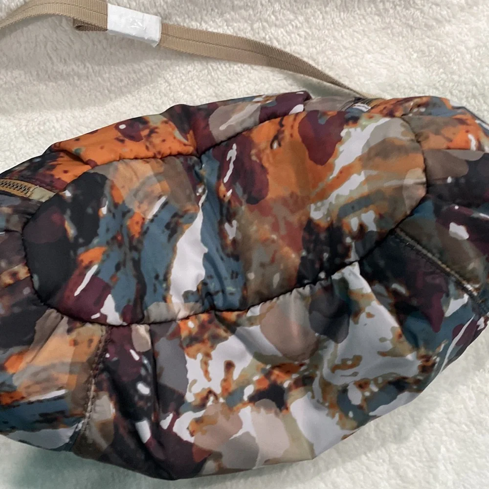 🆕VINCE CAMUTO HARLO SATCHEL/TOTE. Color- Natural Earthy Mosaic Tones - Picture 7 of 9